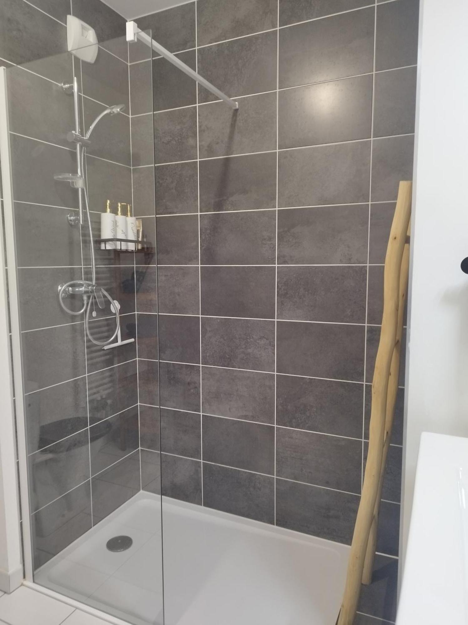 Pied-à-terre idéal pour touristes et professionnels Villeneuve-la-Garenne Exterior foto